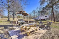 Lakefront Cabin w/ Deck, Fire Pit in Trenton! - 무료 와이파이
