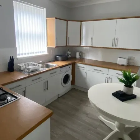 Weldon House - Sleeps 6 - Pet Friendly - Parking