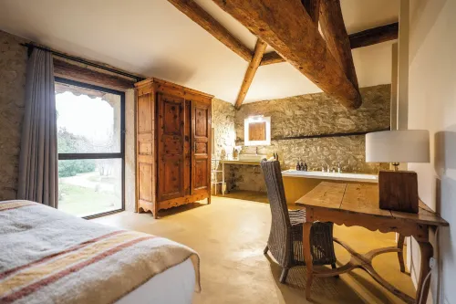 Le Galinier Lourmarin, a Beaumier Guesthouse - parking