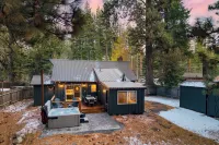 Westlake Cabin by Avantstay Hot Tub, Near Skiing, Walk to Restaurants & Lake!
