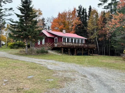 Cozy Lakeside Duplex Cabin on Moosehead, 10-min walk to Downtown Greenville