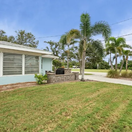 Updated Beach House.  Walk to Beach, Shop, Waterfront Dining 2 Bed 1 Bath