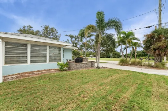 Updated Beach House.  Walk to Beach, Shop, Waterfront Dining 2 Bed 1 Bath 諾科米斯酒店