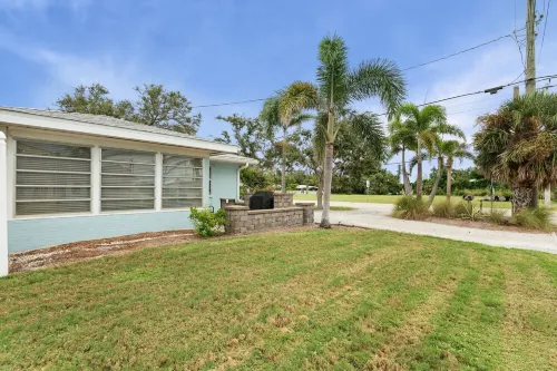 Updated Beach House.  Walk to Beach, Shop, Waterfront Dining 2 Bed 1 Bath