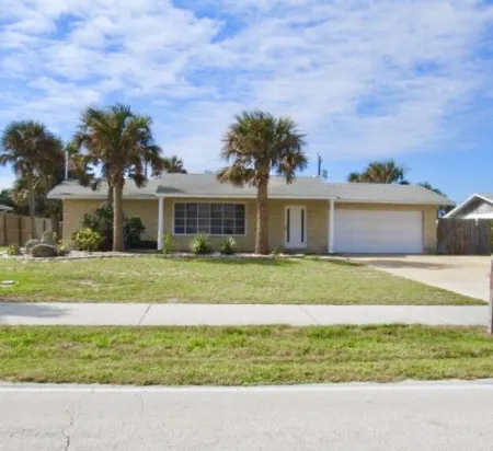 PRIVATE HOME Private pool, steps to the BEACH Отели в г. Понс-Инлет