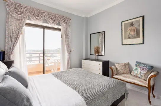 GuestReady - Vibrant flat with  balcony