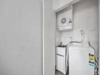 Bright 1-Bed Apartment with Balcony