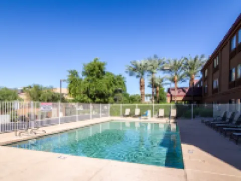 Red Roof Plus+ Tempe - Phoenix Airport Hotels in Tempe