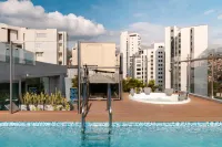 Hampton Inn by Hilton Cali - ที่มีสระว่ายน้ำ