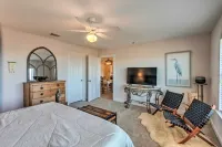 3rd-Floor Riverfront Condo Walk to Downtown Eats! - Wifi