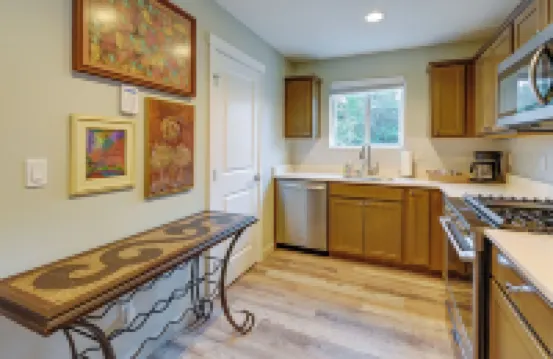 モダン シータック ジェム ウィズ ファイアプレース & スマート ティーヴィーズ！