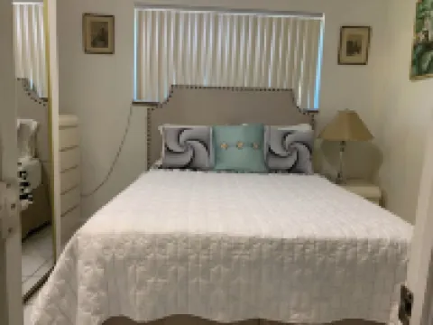 Cheerful and cozy 1 bedroom efficiency. Private