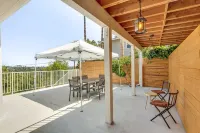 Enchanting 4-bedroom house with panoramic view in Pasadena.