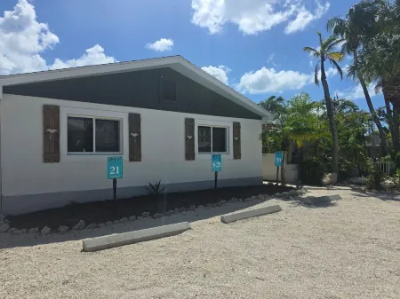 An Island Getaway at Palm Tree Villas Отели в г. Холмс Бич