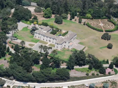 Steps to the Sand: Enjoy beach views & a private fenced yard. Great for families Hotels in East Beach