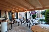 Elanthi Village Apartments - parcheggio