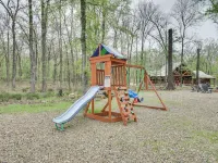 Hot Tub and Fire Pit Broken Bow Retreat! فنادق في بروكن بو
