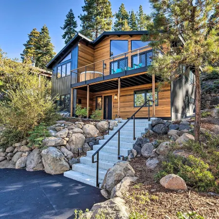Lake View & Hot Tub – Walk to Speedboat Beach! 4Br