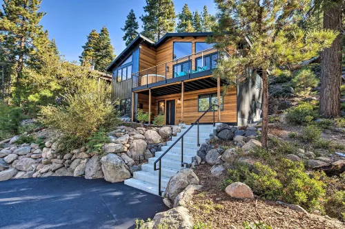 Lake View & Hot Tub – Walk to Speedboat Beach! 4Br