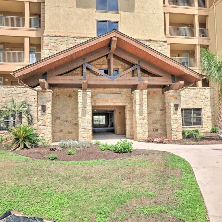 Lake LBJ Condo w/ Balcony & Shared Boat Docks