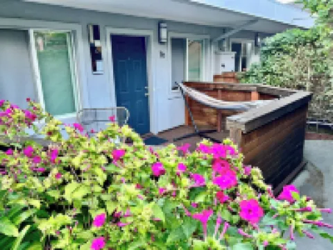 Charming Garden Oasis, Walkable, Laundry, Parking, 1 Br