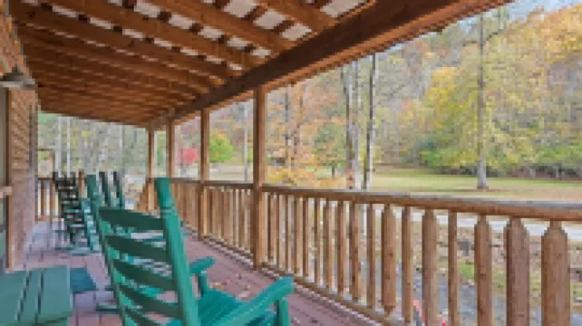 Creekside Family Getaway! Can't get any closer to the water than this!