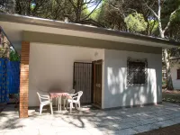 Pine-front bungalow steps from the beach Hotels in Eraclea