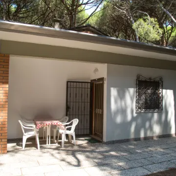 Pine-front bungalow steps from the beach Отели в г. Эраклея