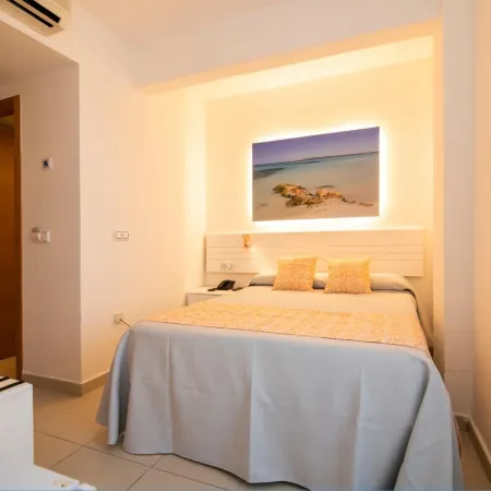 Hotel Caribe Ibiza Отели рядом с достопримечательностью «Пристань для яхт Санта-Эулалия»