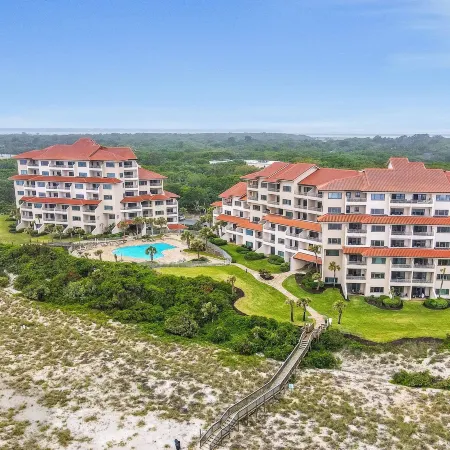 Beautiful Condo with Gorgeous Ocean Views from Balcony + Shared Pool & Free WiFi