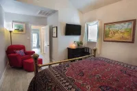 Tank House Stay for 2 - Access to Pool, Hot Tub