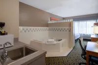 Days Inn & Suites by Wyndham Madison - Bathtub