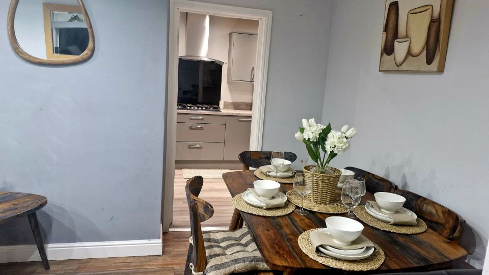 3 bed house, sleeps 5, near airport and town, outside parking free
