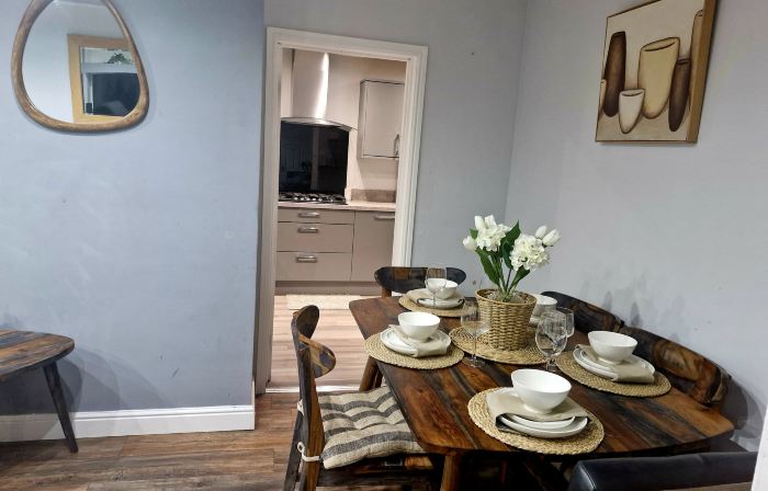 3 bed house, sleeps 5, near airport and town, outside parking free