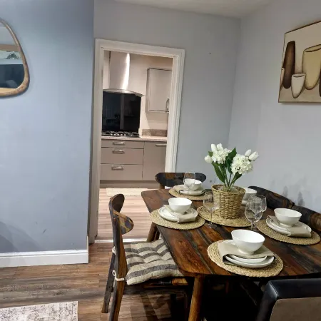 3 bed house, sleeps 5, near airport and town, outside parking free Отели рядом с достопримечательностью «Дидсбери»
