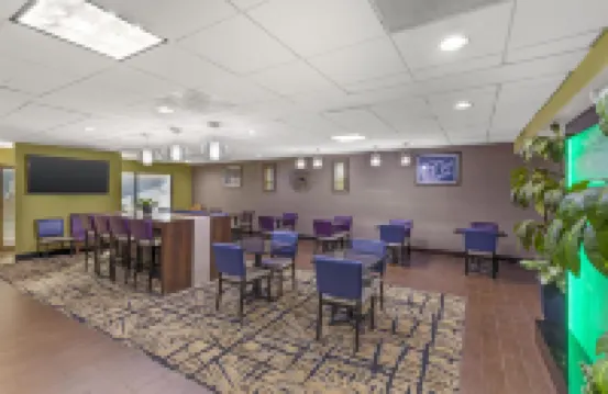 เบสท์เวสเทิร์นพลัส แมคดอนา อินน์แอนด์สวีทส์