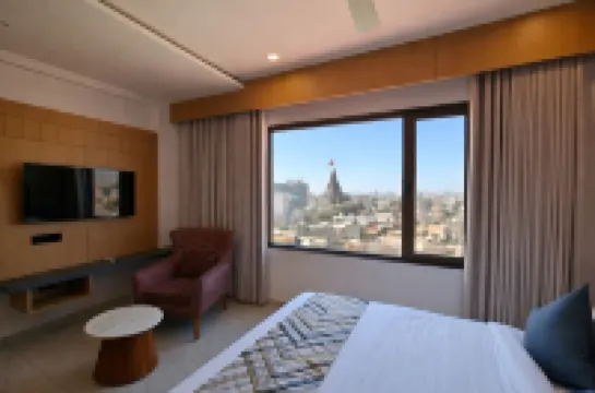 화이트 판다 호텔, 슈리 라데