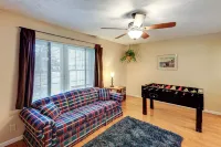 Bring the Family! Suburban Home w/ Yard in Omaha - Homestay