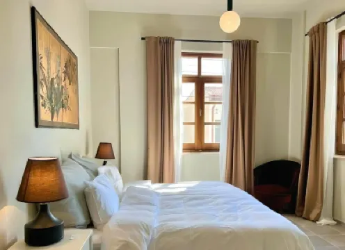 The Colonial Hotel a 