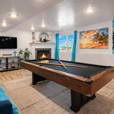 Entire Home, Sleeps 18, Private Outdoor Hot Tub, Pool Table, Near Ski Resorts