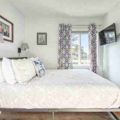 Cozy Suite with Kitchenette and Cable TV - Tranquil Haven Rooms
