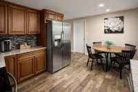 Modern Retreat, 9 Mins to Beach, Fast Wi-Fi