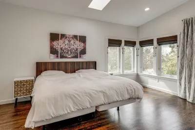 Modern Broadway Luxury: Spacious Seattle Home! Hotels in Capitol Hill