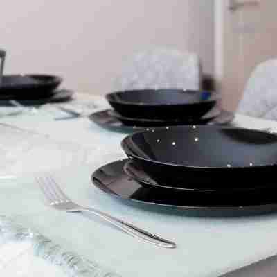 Central Leeds Apartment Near Station - Sleeps 6 Dining/Meeting Rooms