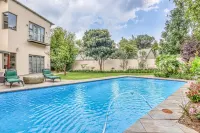 Executive 4-Bedroom Home - Private Pools