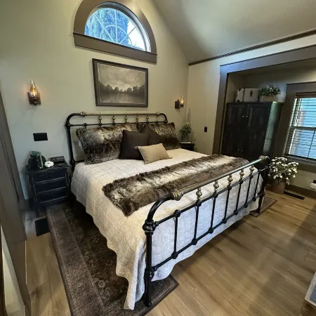 Luxury Gold Miner Cottage Walk to Britt