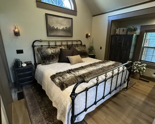 Luxury Gold Miner Cottage Walk to Britt Hotels in Jacksonville