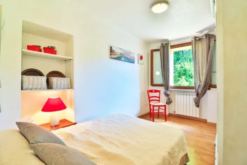Noelie, Ground Floor Apartment for 6 People - Homestays