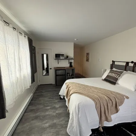 Skaha Lake Airport Inn & Suites