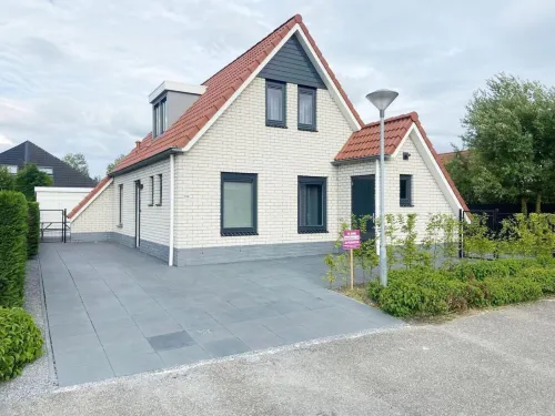 Holiday Home with Pet-Friendly Garden - Parkering